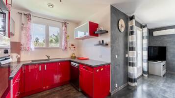 Een koelkast, een microgolfoven, een oven, een kookplaat