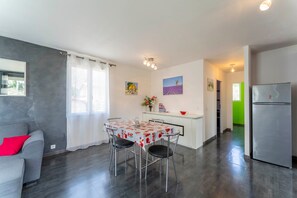 Dining - Chalet in Provence with shared pool, Wi-Fi and air conditioning (Sorgues)