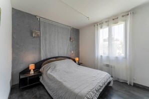 1 bedroom, iron/ironing board, free WiFi, bed sheets - Chalet in Provence with shared pool, Wi-Fi and air conditioning (Sorgues)