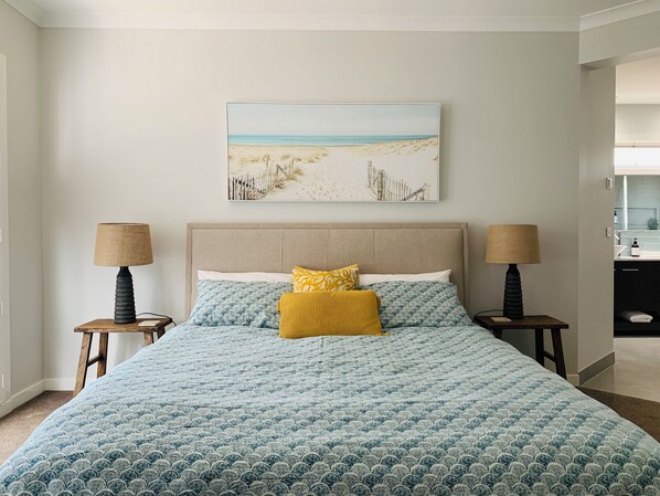 5 bedrooms, iron/ironing board, WiFi, bed sheets