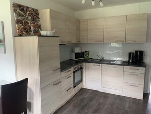 Microondas, placa de cocina y lavavajillas