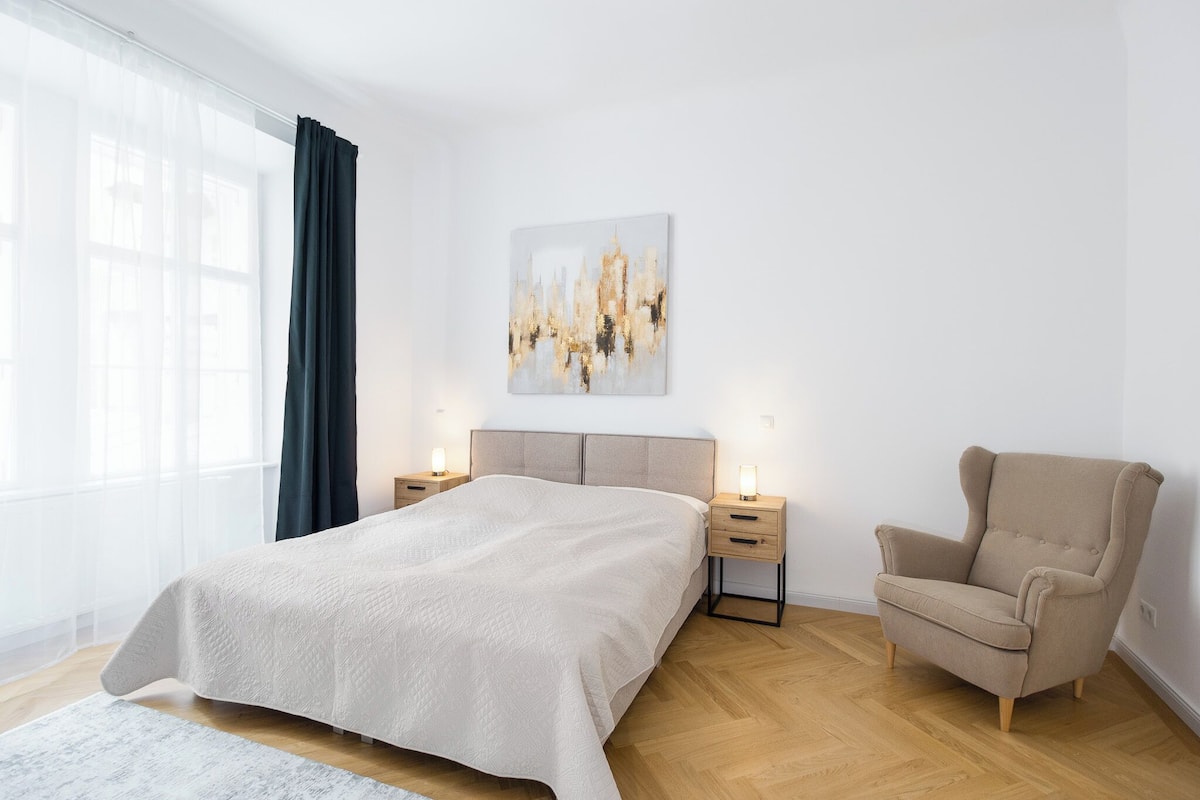 Deluxe Apartment, 1 Bedroom | 1 bedroom, iron/ironing board, free WiFi