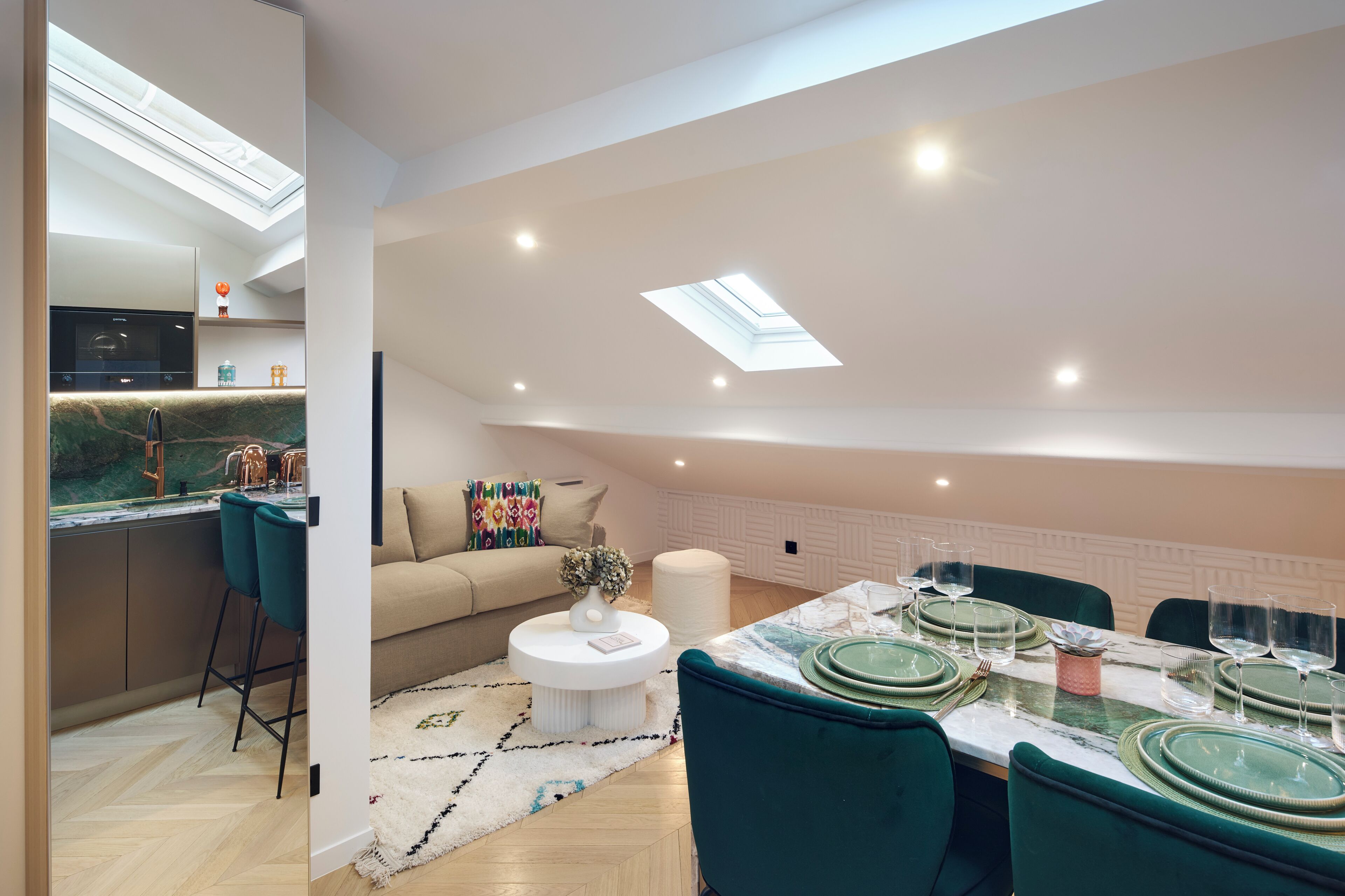 Un loft moderno con comedor, cocina y sala de estar.