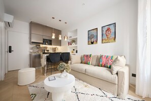 Deluxe Apartment, Balcony, City View (Suite Opale) | Living area | Flat-screen TV - Le XV Cannes (Cannes)