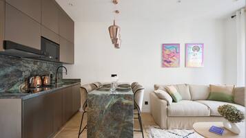 Deluxe Apartment, Balcony, City View (Suite Rubis) | Living area | Flat-screen TV