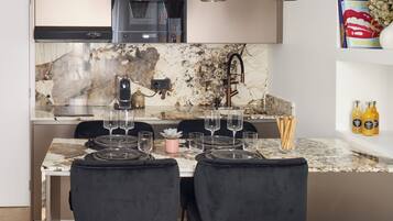 Deluxe appartement, balkon, uitzicht op de stad (Suite Opale) | Privékitchenette | Een minikoelkast, een microgolfoven, een kookplaat, een vaatwasser