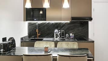 Apartamento Deluxe (Suite Emeraude) | Cocina privada | Frigorífico pequeño, microondas, placa de cocina y lavavajillas