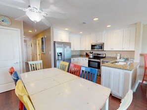 冷蔵庫、電子レンジ、オーブン、コンロ