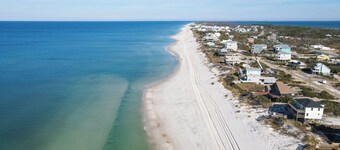 Perfect Old Florida Beach Cottage with easy access to beach