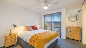 3 bedrooms, iron/ironing board, travel crib, free WiFi - Boondelbah 4, 29 Soldiers Point Rd - waterfront bliss (Soldiers Point)