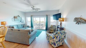 Living area - Gulf Front Home with community pool (Port Saint Joe)