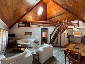 Living area - Unique Gulf Side Home with easy access to beach (Port Saint Joe)