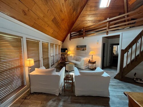 Unique Gulf Side Home with easy access to beach