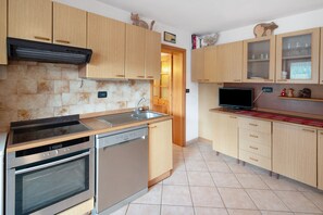 Jääkaappi, uuni, liesi, astianpesukone