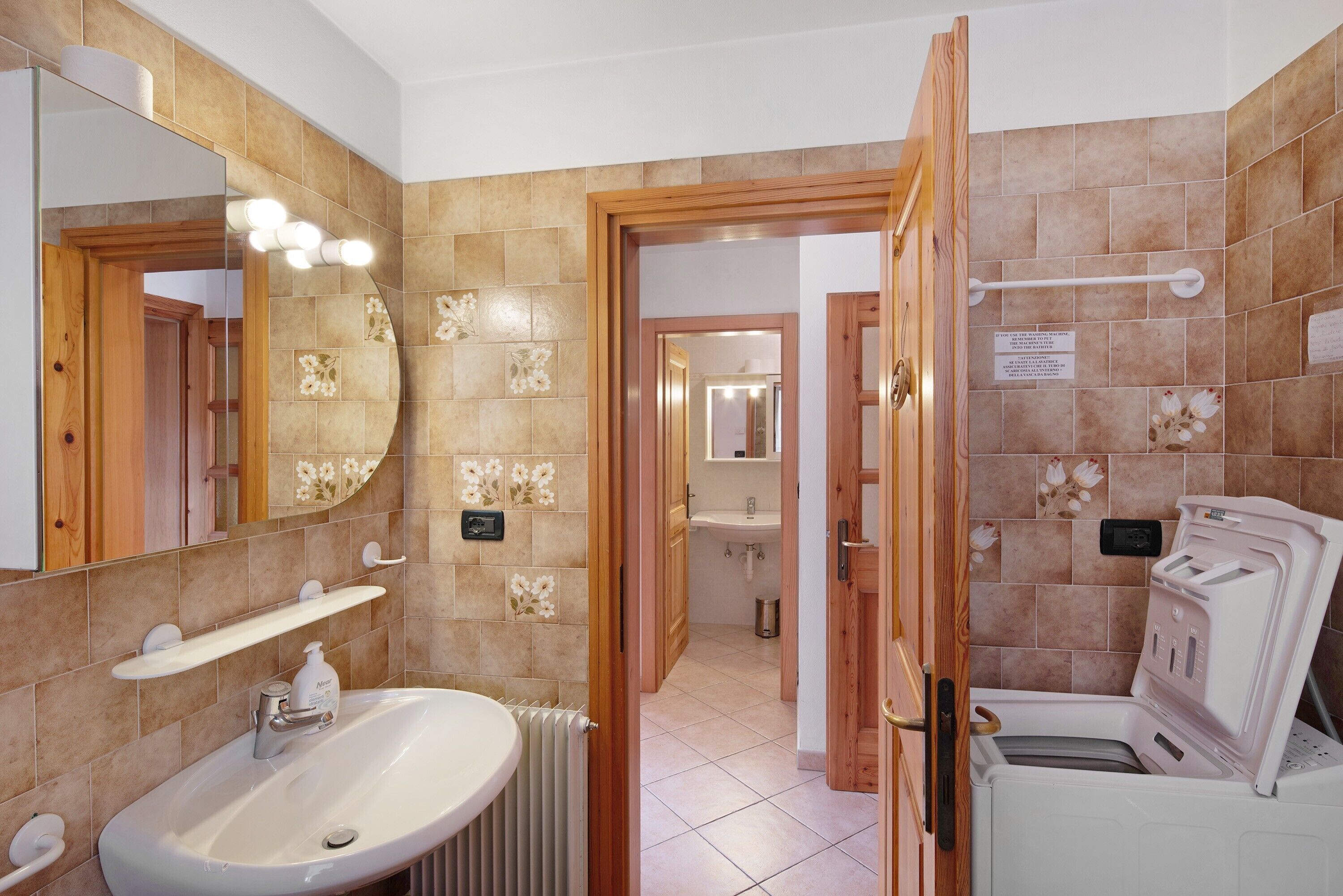 Douche, sèche-cheveux, serviettes fournies