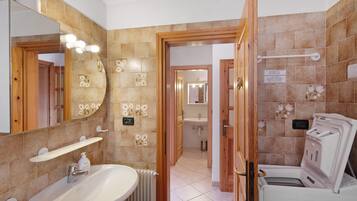 Douche, sĂšche-cheveux, serviettes fournies