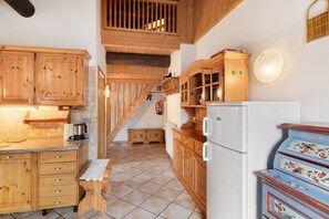 Frigorífico, horno, placa de cocina y lavavajillas