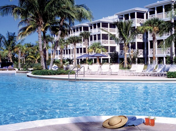 Utendørsbasseng og et oppvarmet basseng