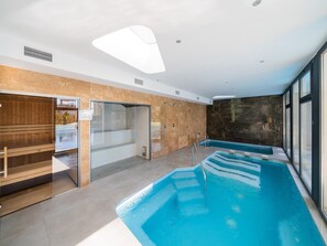 單棟房屋 | 泳池 | 室內泳池、室外泳池