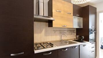 Køleskab, mikrobølgeovn, ovn, kogeplade