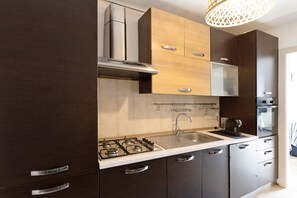 Kühlschrank, Mikrowelle, Ofen, Herdplatte