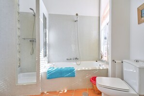Shower, hair dryer, towels - Villa 'Only Adult El Abanico' with Sea Views, Wi-Fi and Air Conditioning (Almuñécar)