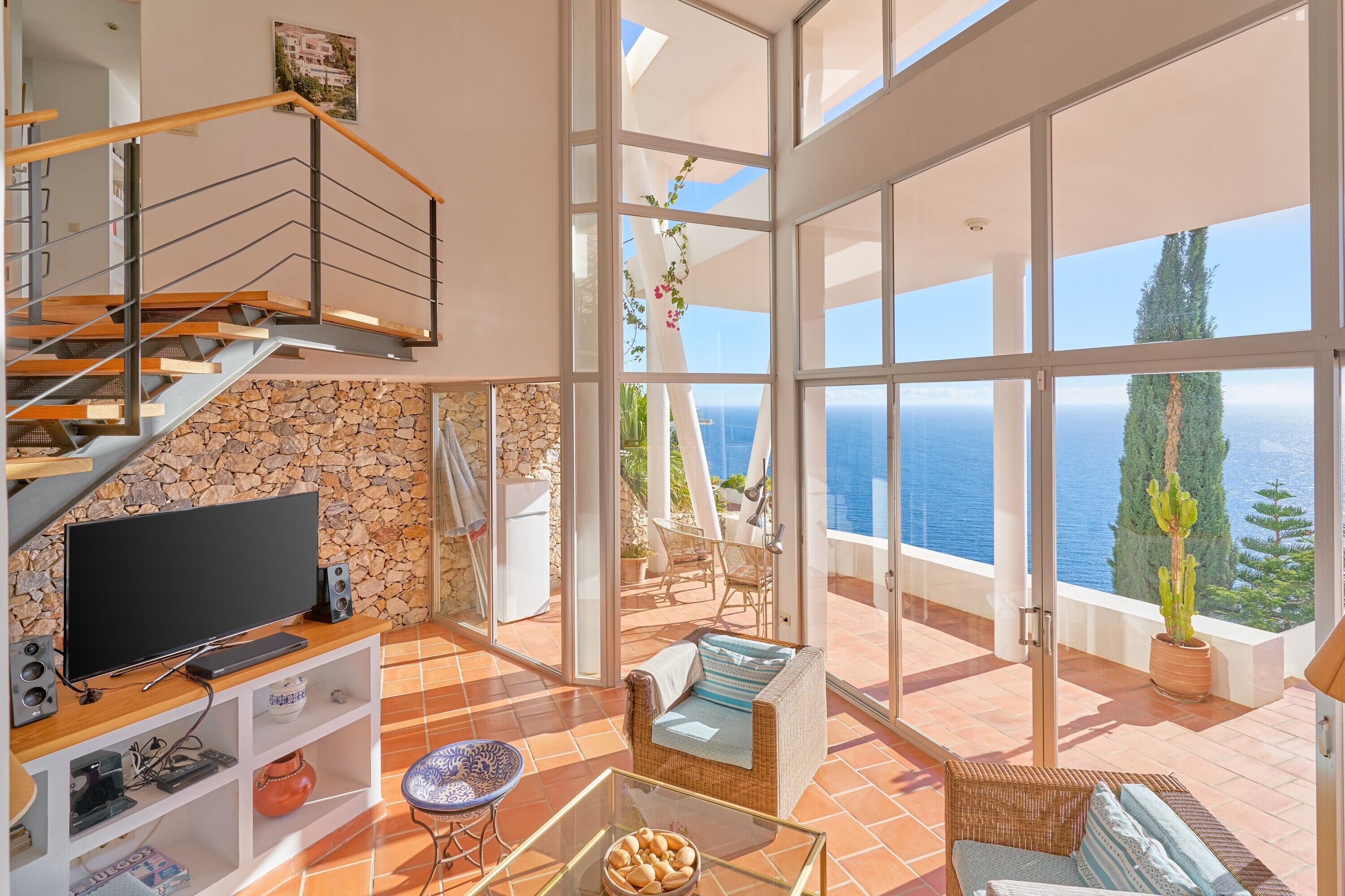 Télévision, cheminée, chaîne hi-fi