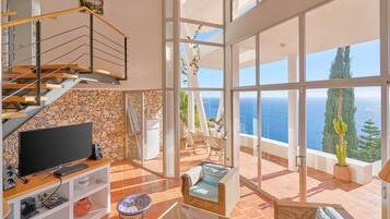 TV, fireplace, stereo