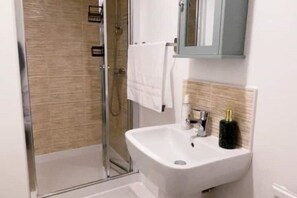 Bruser, hårtørrer, bidet, håndklæder