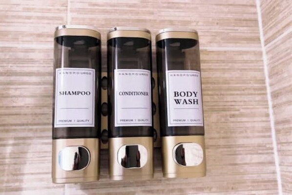 Tres botellas de champú, acondicionador y gel de baño.