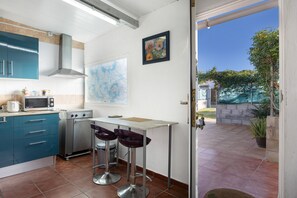 Refrigerador, microondas, parrilla de estufa y cafetera y tetera 