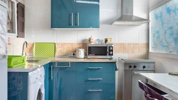 Refrigerador, microondas, cafetera y tetera y utensilios de cocina