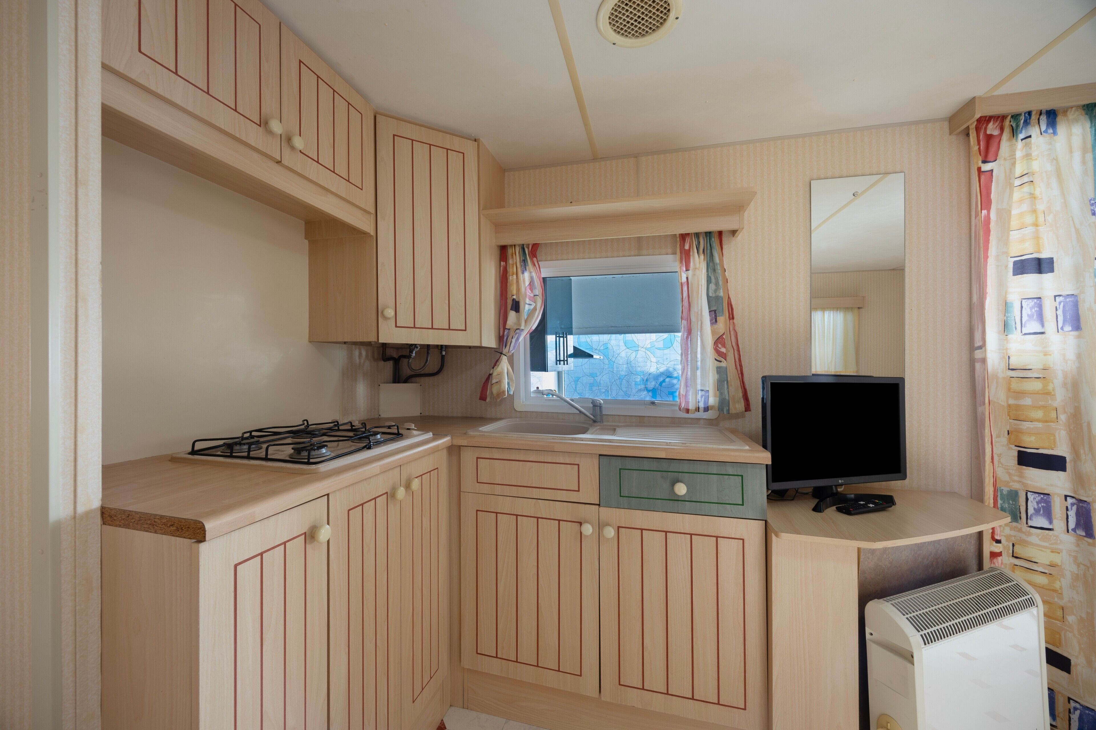 冷蔵庫、電子レンジ、コーヒー / ティーメーカー、調理器具と食器