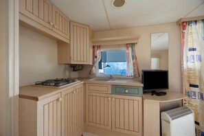 Kylskåp, mikrovågsugn, kaffe- och tebryggare och grytor/köksredskap