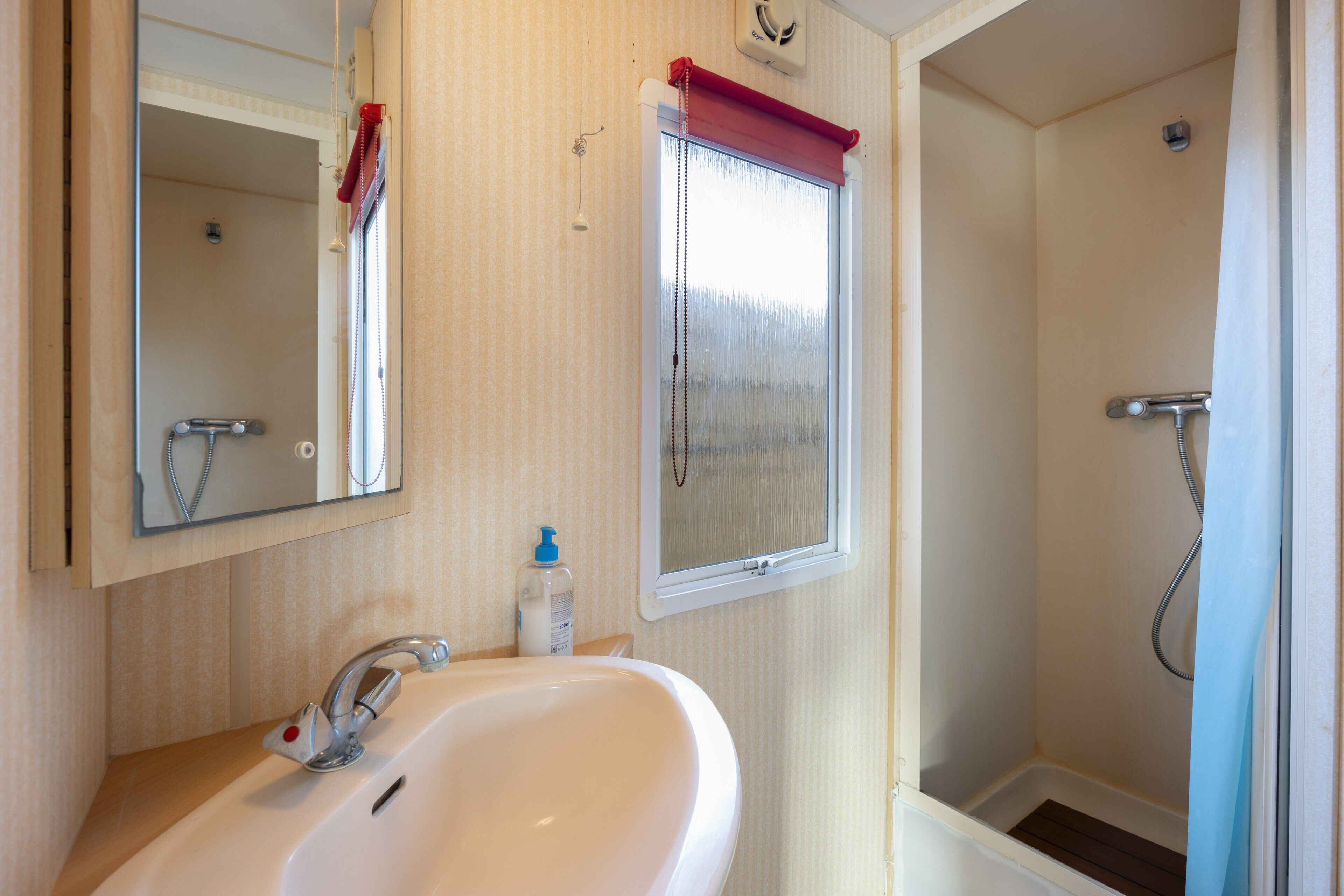 Een douche, een haardroger, handdoeken