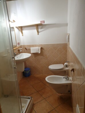 Dutxa, assecador de cabells i bidet