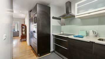 Een koelkast, een magnetron, een oven, een kookplaat