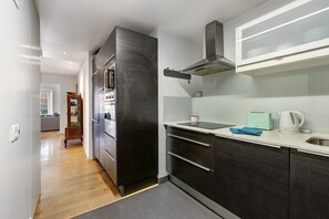 Frigorifero, microonde, forno, piano cottura