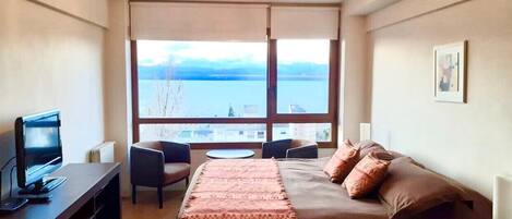 Tabla de planchar con plancha, wifi gratis y ropa de cama