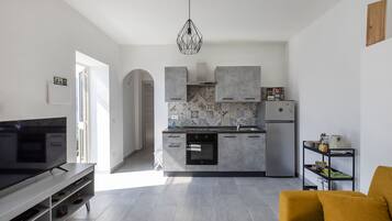 Frigorifero, forno, piano cottura, macchina per tè/caffè