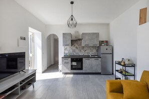 Fridge, oven, stovetop, coffee/tea maker