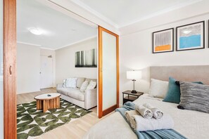 1 室のベッドルーム、デスク、アイロン / アイロン台、WiFi (無料)