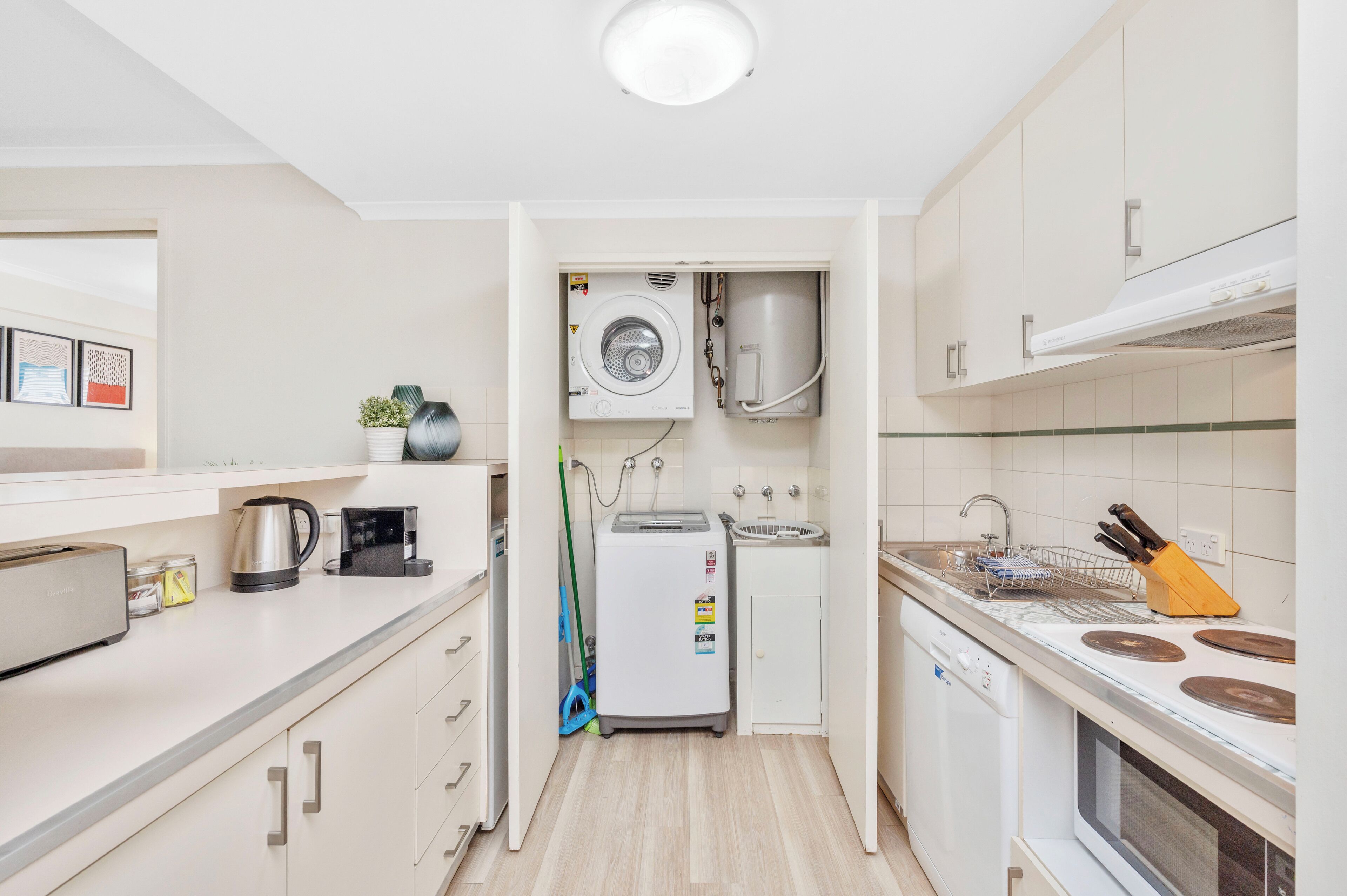 Fridge, microwave, stovetop, dishwasher