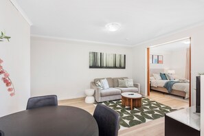 Smart TV, offices - Walk & Wander in West Perth - One Street From The RAC Arena (Perth)