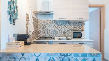 Refrigerador, microondas, horno y parrilla de estufa