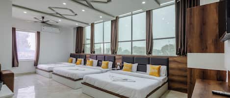 Family Triple Room | Desk, laptop workspace, blackout drapes, soundproofing
