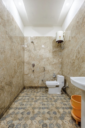 Shower, eco-friendly toiletries, slippers, towels