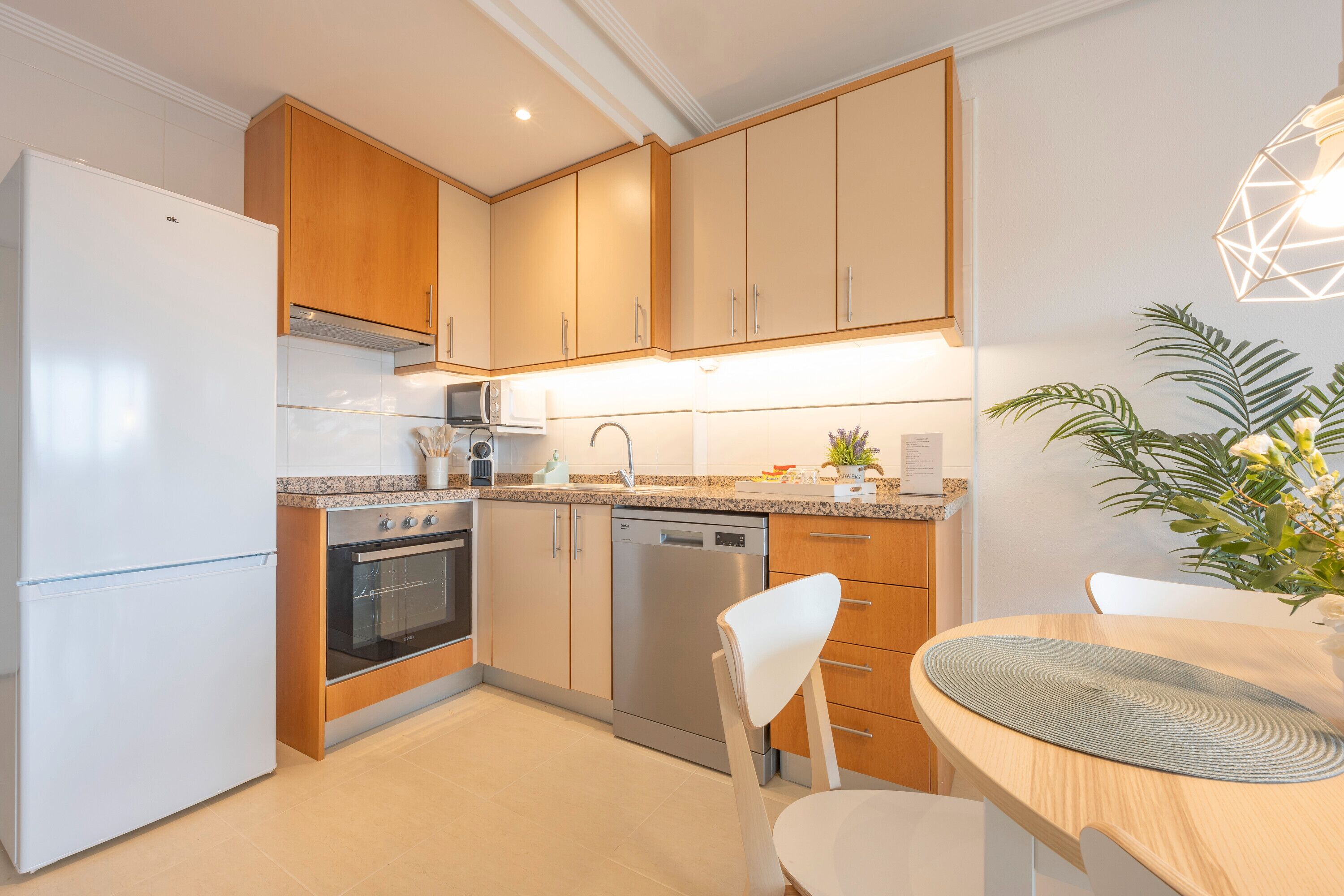 Køleskab, mikrobølgeovn, ovn, kogeplade