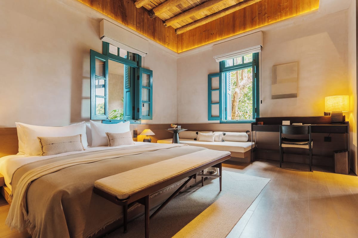 Minibar con artículos gratuitos, wifi gratis y ropa de cama