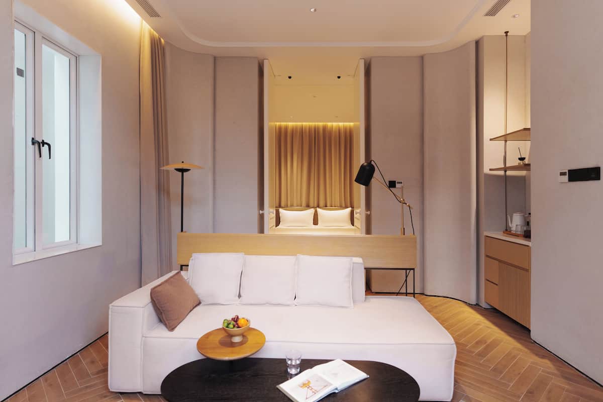 Minibar con artículos gratuitos, wifi gratis y ropa de cama